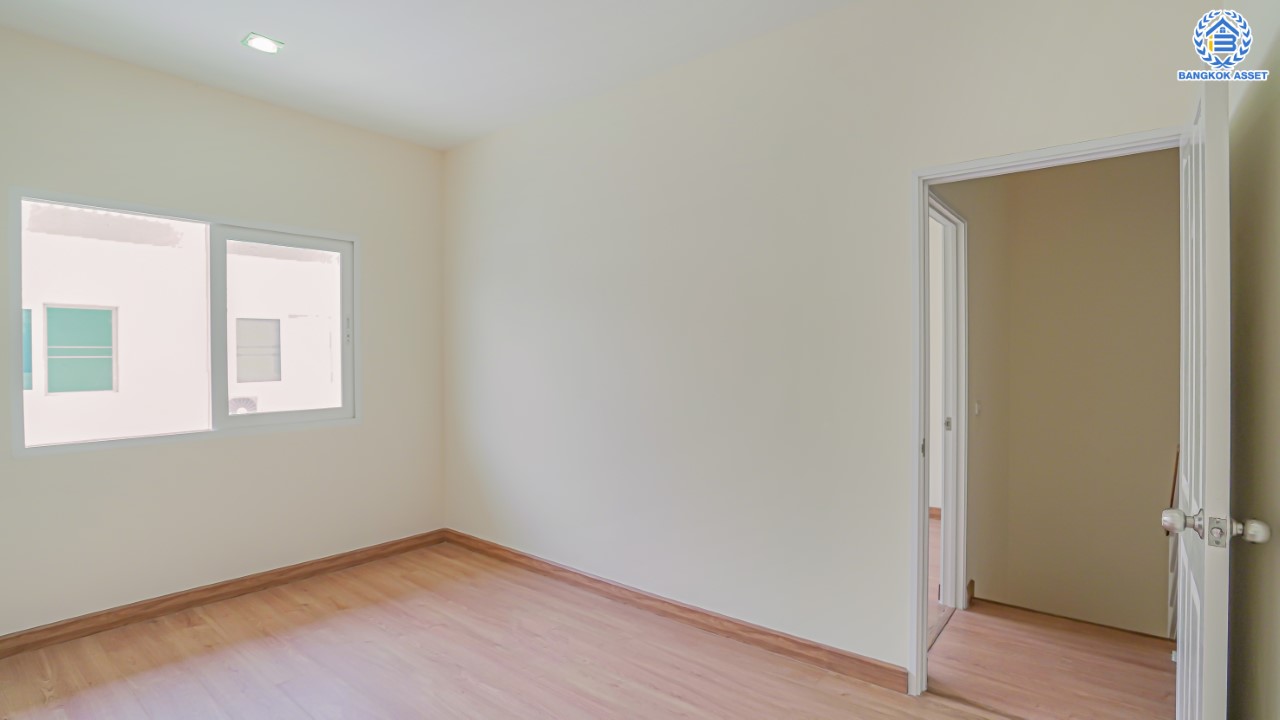 ทาวน์เฮ้าส์มือสองนนทบุรี ม.โกลเด้นทาวน์ ปิ่นเกล้า-จรัญฯ 3 ชั้น เนื้อที่ 22.6 ตร.ว. ฟังก์ชัน 5 ห้องนอน 4 ห้องน้ำ จอดรถได้ 2 คัน บนทำเลเชื่อมต่อหลายเส้นทาง ใกล้ทางด่วน "ศรีรัช" รถไฟฟ้าสายสีแดงอ่อน "สถานีบางบำหรุ" และ รถไฟฟ้าสายสีน้ำเงิน "สถานีบางอ้อ"